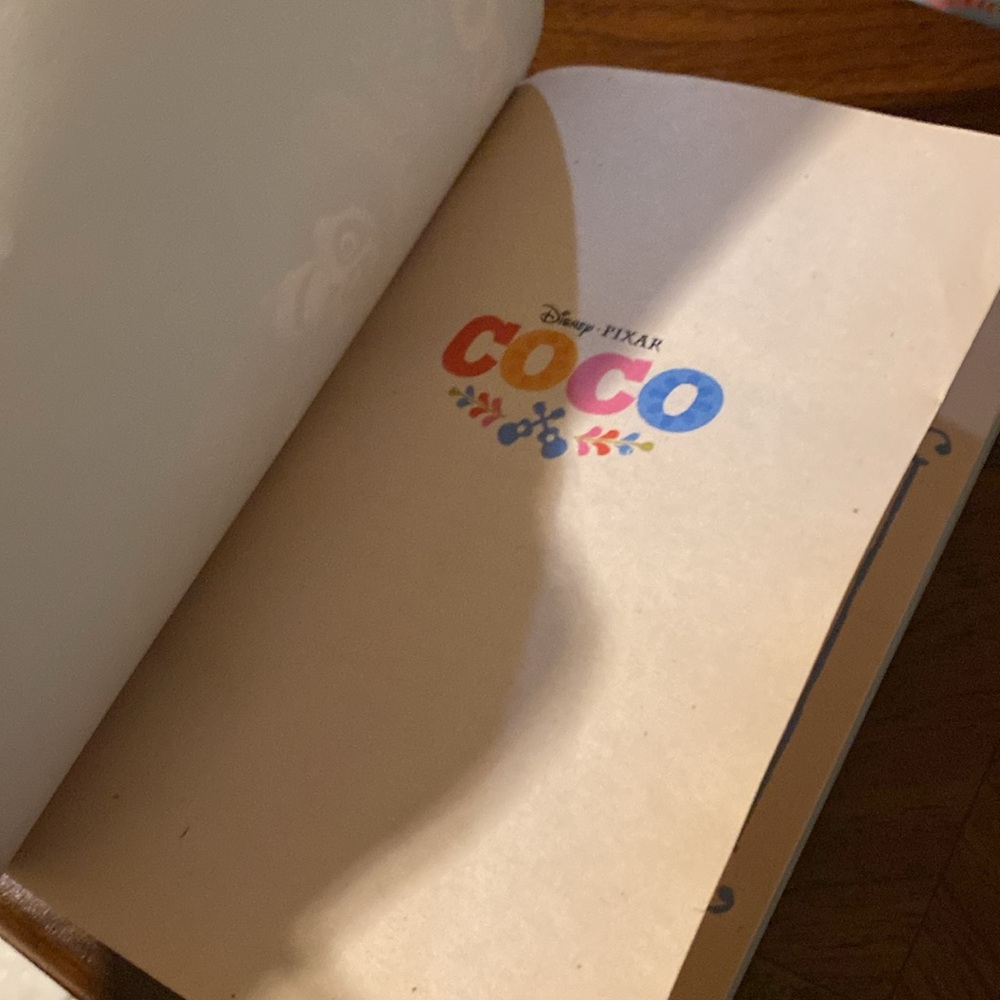 Disney’s Coco cinestory paperback barely used - Picture 5 of 6